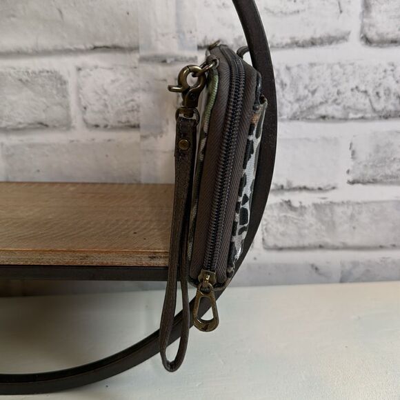 Sakroots Large Smartphone Wallet Wristlet Crossbody (Slate Spotted Wildlife) - Picture 5 of 8